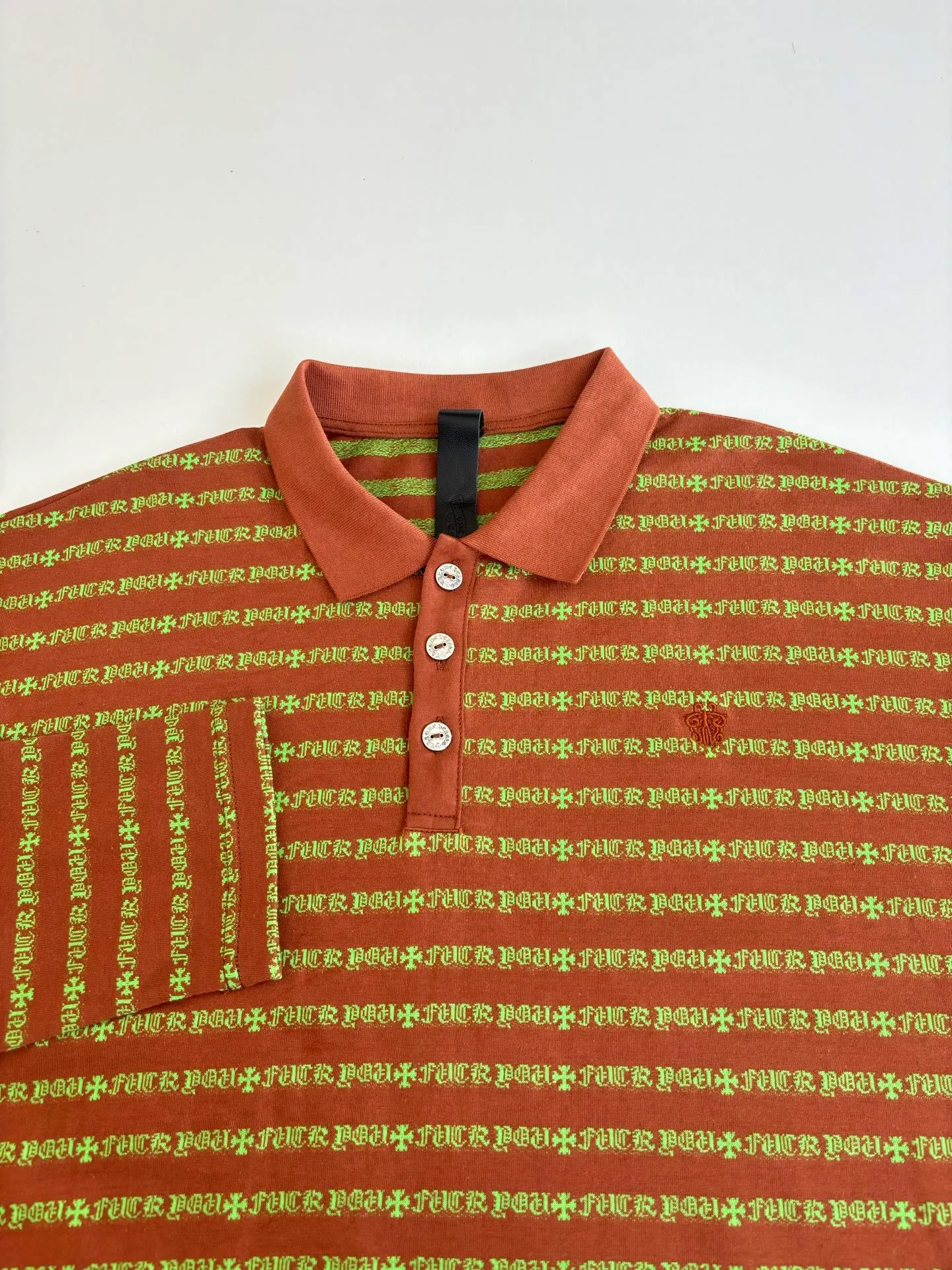 P370 Chrome Hearts*/Chrome Hearts Cross Striped POLO Long Sleeves Yarn-dyed fabrics require a minimum order of 1,000 meters. The cost is expensive. The embroidery uses imported Tajima embroidery machines. The collar leather tags use imported lambskin. The hardware uses real antique silver. The cost is extremely expensive. Size: S/M/L